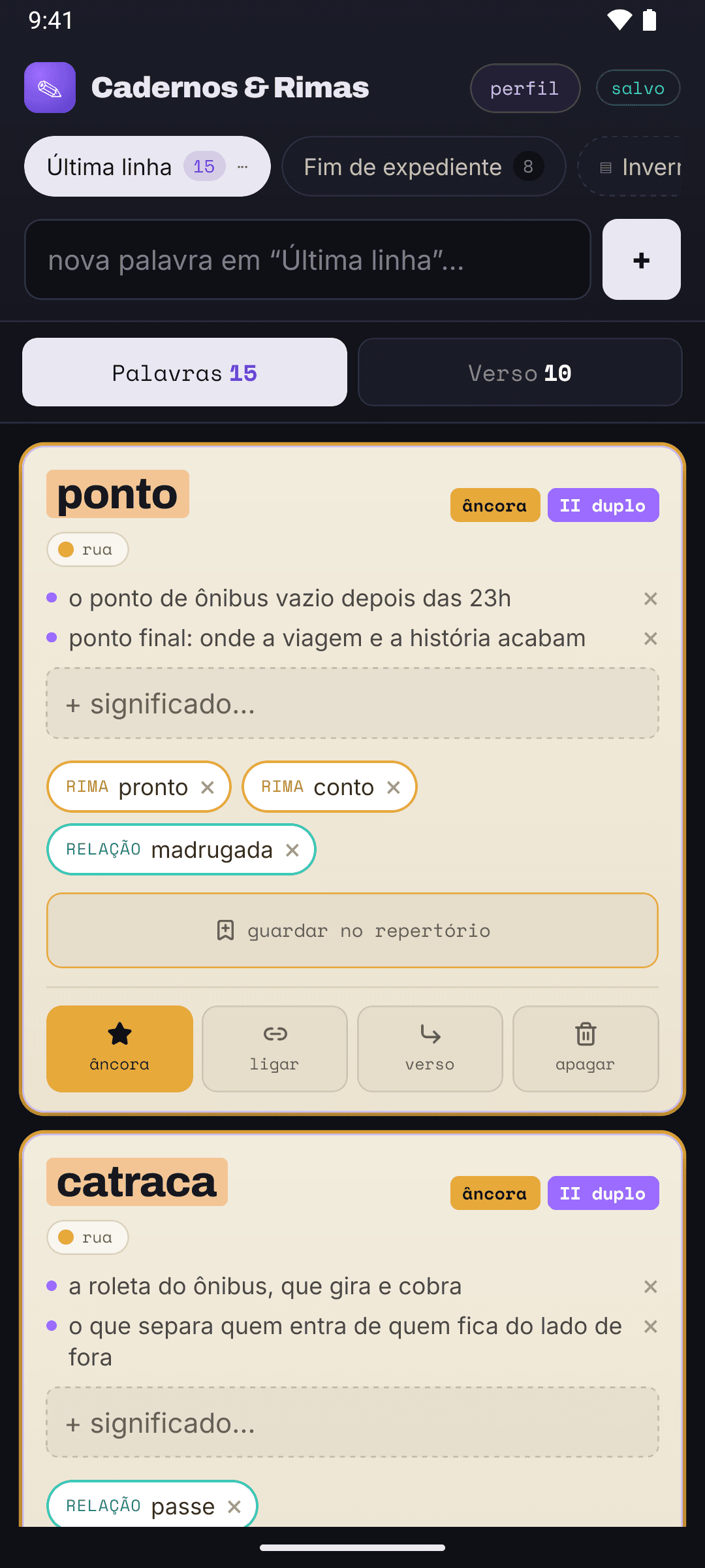 Caderno “Última linha” no celular, aba Palavras. O card de “ponto” mostra as marcas de âncora e de duplo sentido, a categoria “rua”, dois significados (ponto de ônibus vazio depois das 23h; ponto final), ligações de rima com “pronto” e “conto”, ligação de relação com “madrugada” e o botão “guardar no repertório”. Abaixo começa o card de “catraca”.