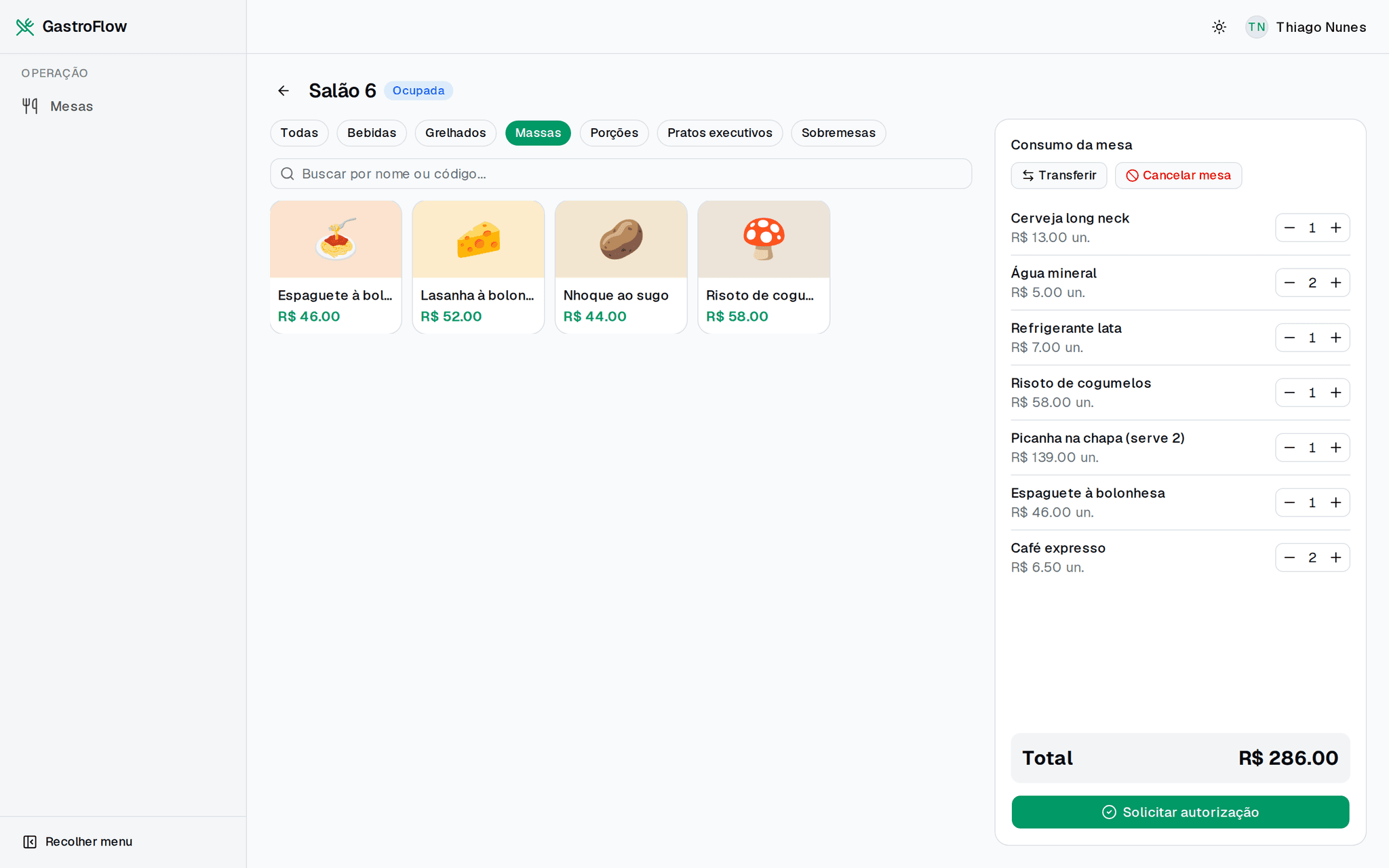 Comanda da mesa Salão 6 vista pelo garçom, que só tem a opção Mesas no menu: à esquerda, a grade de massas; à direita, o consumo com bebidas, risoto, picanha para dois, espaguete e cafés, total de R$ 286,00, e o botão Solicitar autorização.